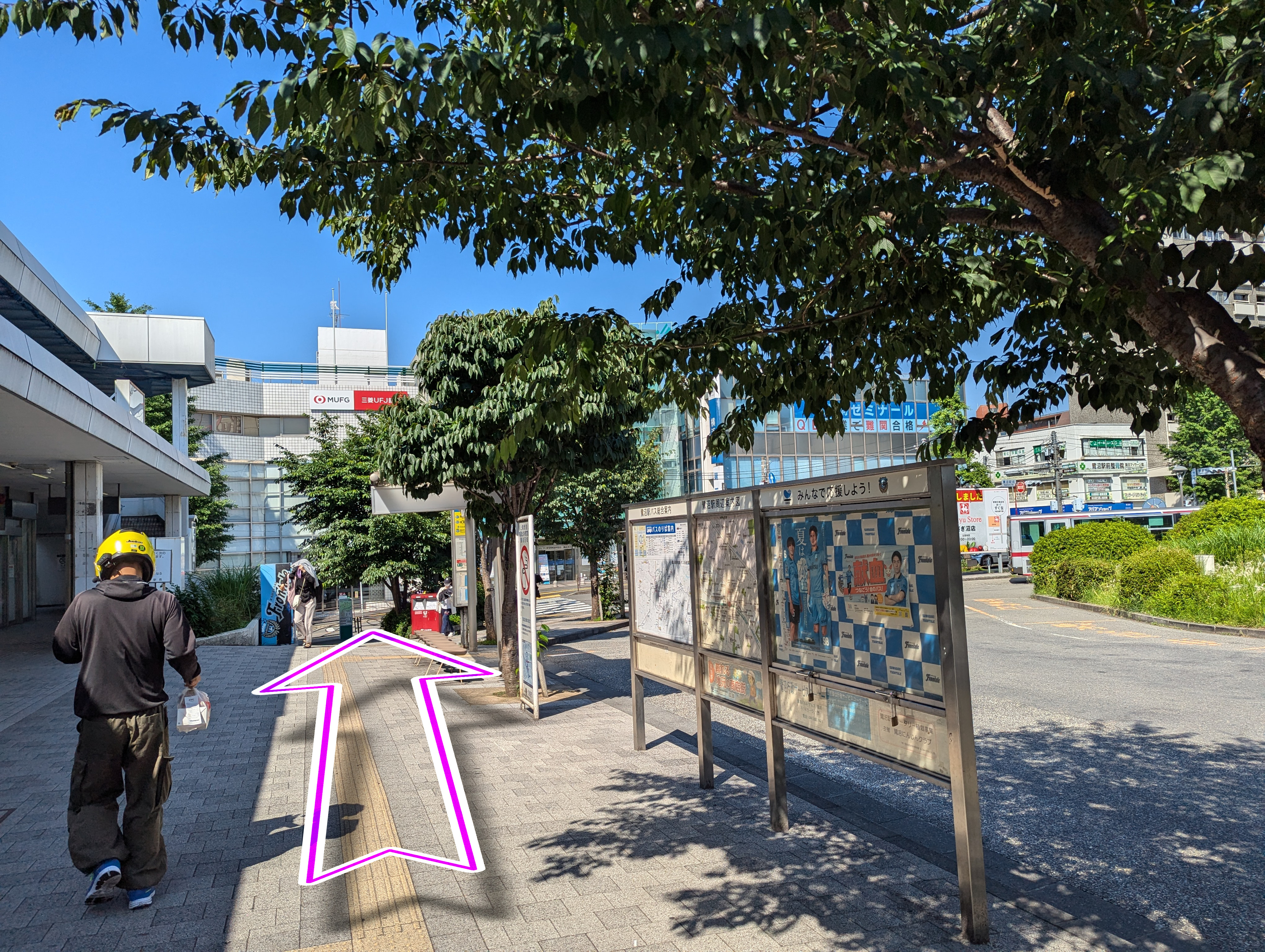 改札を背に左に進む