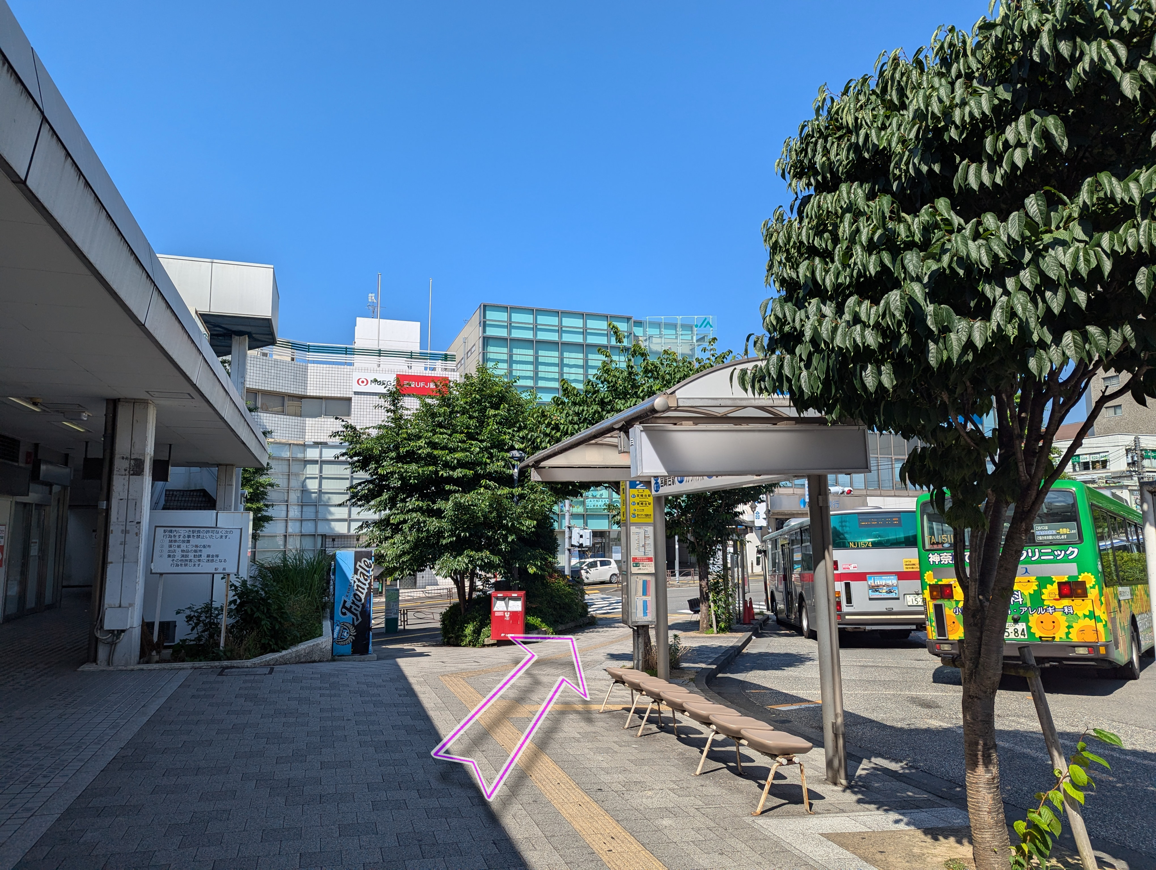 改札を背に左に進む